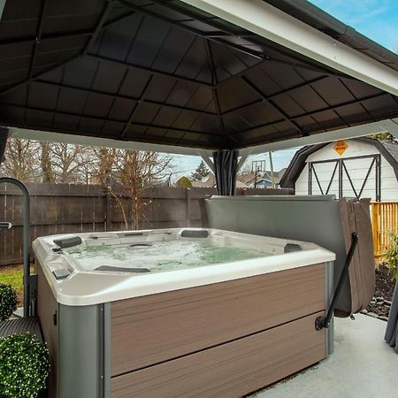 Blue Valley Inn - Hot Tub & Spacious Play Area! Knoxville Exterior photo
